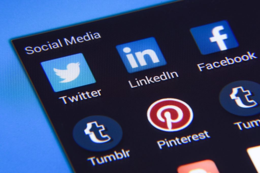 ein Handy mit verschiedenen Social Media Apps